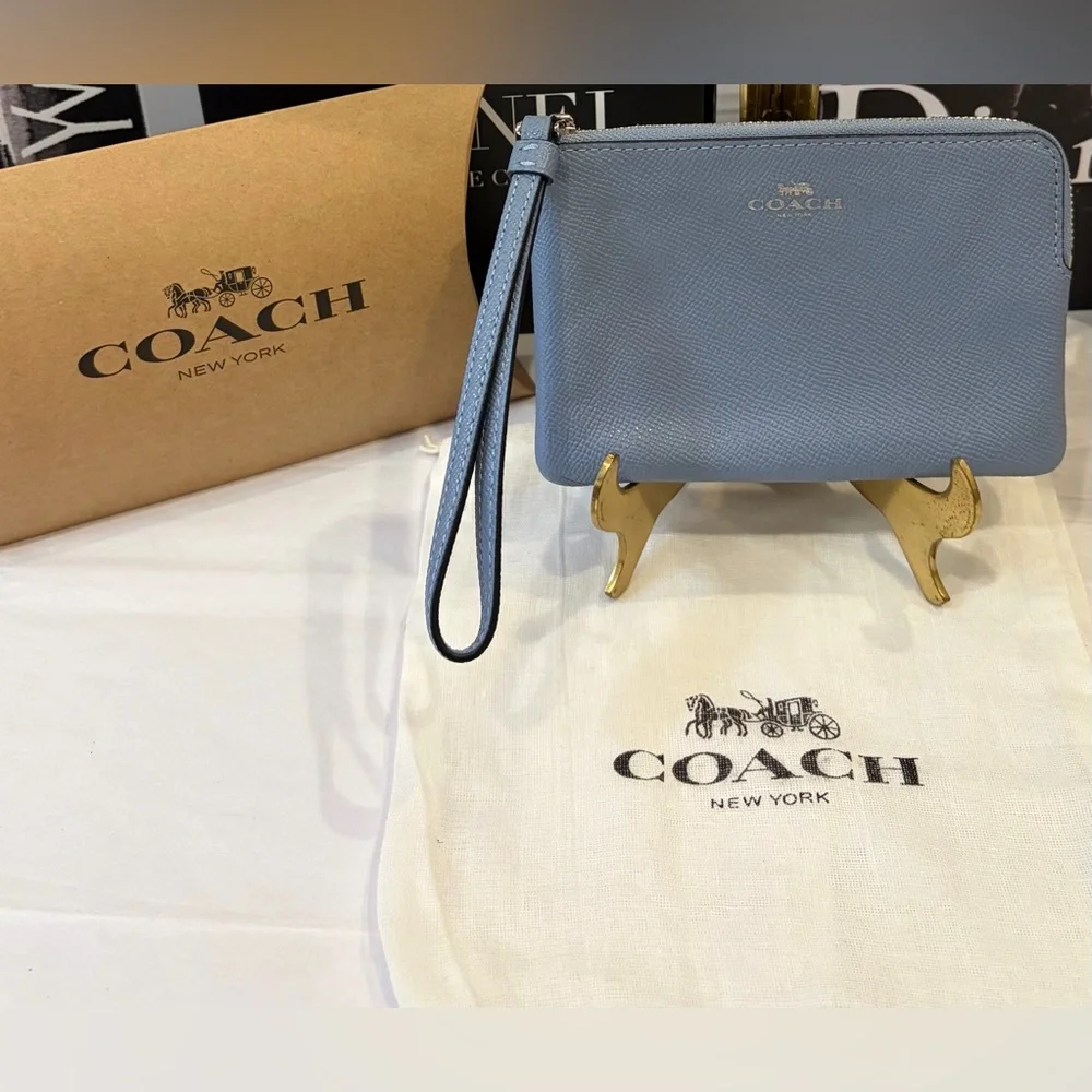 🩵NWOT COACH MEDIUM BLUE ZiIP-AROUND WRISTLET ~ COMES WITH COACH KEYCHAIN - Picture 3 of 12